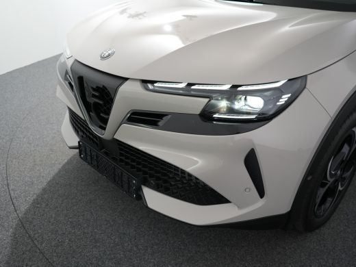 Alfa Romeo Junior 1.2 Turbo Hybrid Ibrida Speciale | Achterbank in delen neerklapbaar | Achteruitrijcamera | Airco ... ActivLease financial lease