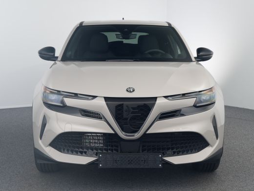 Alfa Romeo Junior 1.2 Turbo Hybrid Ibrida Speciale | Achterbank in delen neerklapbaar | Achteruitrijcamera | Airco ... ActivLease financial lease