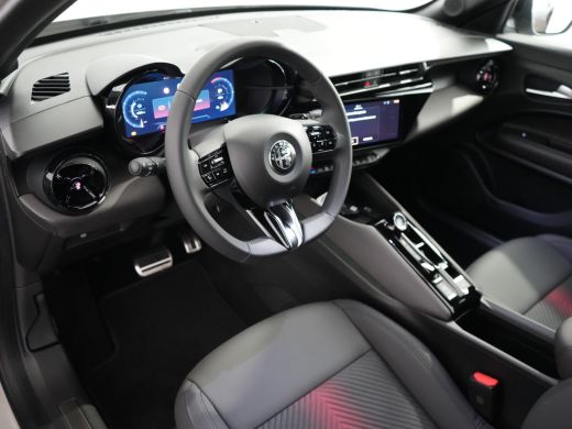 Alfa Romeo Junior 1.2 Turbo Hybrid Ibrida Speciale | Achterbank in delen neerklapbaar | Achteruitrijcamera | Airco ... ActivLease financial lease