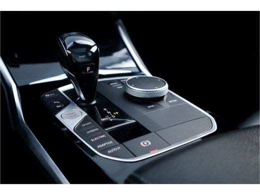 BMW 3 Serie 330e High Ex M-Sport Frozen / Glazen dak / Adaptief onderstel / Electrische stoelen / ActivLease financial lease