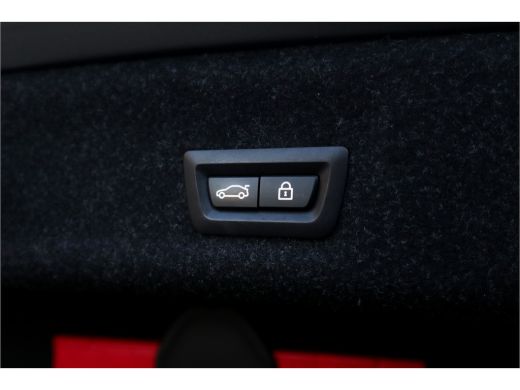 BMW 3 Serie 330e High Ex M-Sport Frozen / Glazen dak / Adaptief onderstel / Electrische stoelen / ActivLease financial lease