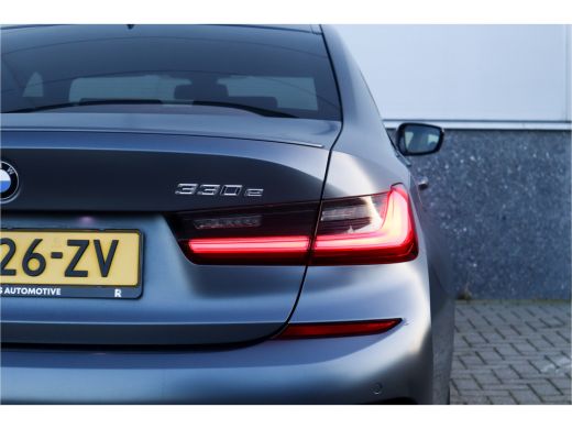 BMW 3 Serie 330e High Ex M-Sport Frozen / Glazen dak / Adaptief onderstel / Electrische stoelen / ActivLease financial lease