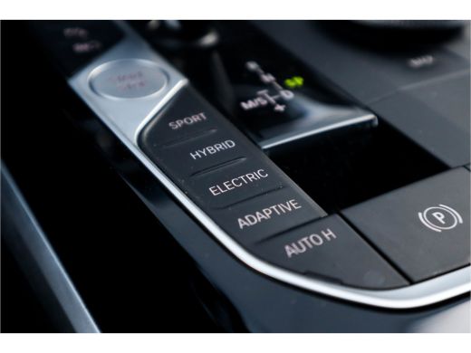 BMW 3 Serie 330e High Ex M-Sport Frozen / Glazen dak / Adaptief onderstel / Electrische stoelen / ActivLease financial lease