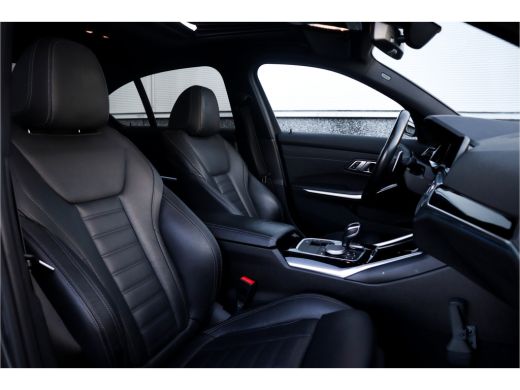 BMW 3 Serie 330e High Ex M-Sport Frozen / Glazen dak / Adaptief onderstel / Electrische stoelen / ActivLease financial lease