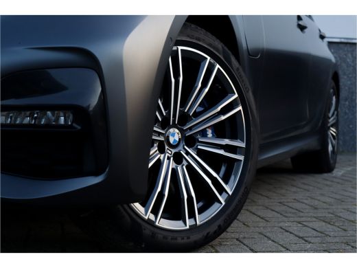BMW 3 Serie 330e High Ex M-Sport Frozen / Glazen dak / Adaptief onderstel / Electrische stoelen / ActivLease financial lease