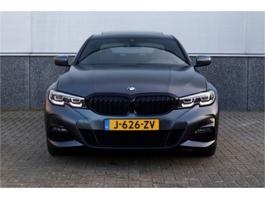 BMW 3 Serie 330e High Ex M-Sport Frozen / Glazen dak / Adaptief onderstel / Electrische stoelen / ActivLease financial lease