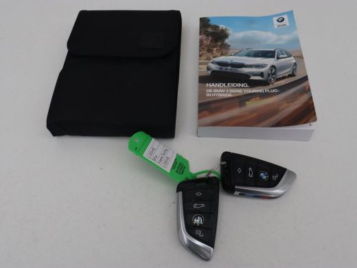 BMW 3 Serie 330e M Sport | Leder | Stoelverwarming | Carplay | Sportstoelen | Laserlicht | Live Cockpit | Sfe... ActivLease financial lease