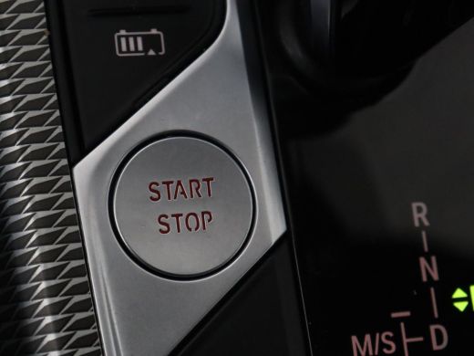 BMW 3 Serie 330e M Sport | Leder | Stoelverwarming | Carplay | Sportstoelen | Laserlicht | Live Cockpit | Sfe... ActivLease financial lease