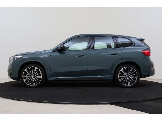 BMW iX1 xDrive30 M Sport / Trekhaak / Sportstoelen / M Adaptief onderstel / Comfort Access / Adaptieve LE... ActivLease financial lease