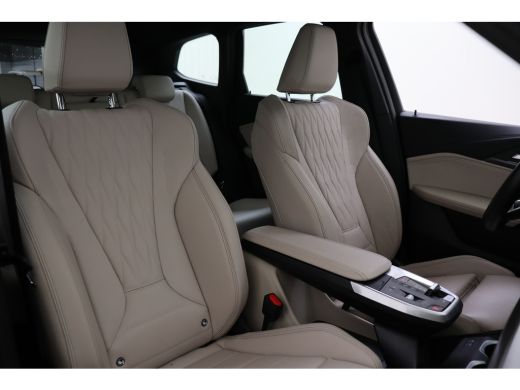 BMW iX1 xDrive30 M Sport / Trekhaak / Sportstoelen / M Adaptief onderstel / Comfort Access / Adaptieve LE... ActivLease financial lease