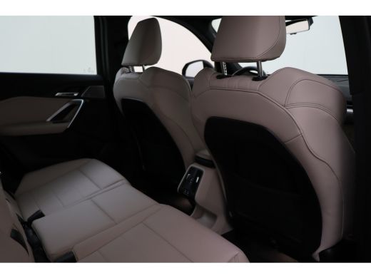 BMW iX1 xDrive30 M Sport / Trekhaak / Sportstoelen / M Adaptief onderstel / Comfort Access / Adaptieve LE... ActivLease financial lease