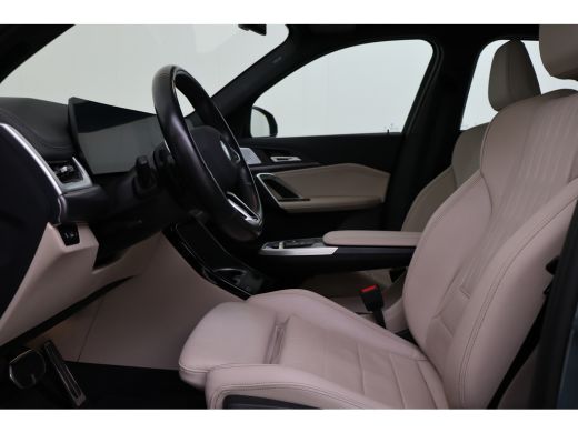 BMW iX1 xDrive30 M Sport / Trekhaak / Sportstoelen / M Adaptief onderstel / Comfort Access / Adaptieve LE... ActivLease financial lease