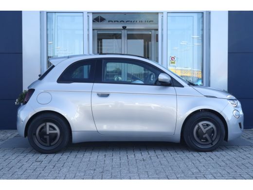 Fiat 500e Giorgio Armani Edition 42 kWh | Achteruitrijcamera | Apple Carplay/Android Auto|telefoonintegrati... ActivLease financial lease