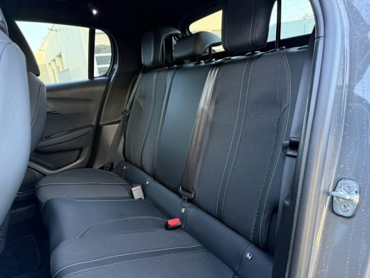 Peugeot 208 1.2 Hybrid 145 e-DCS6 GT 1.2 Hybrid 145 e-DCS6 GT achter camera | voor camera | parkeer sensoren ... ActivLease financial lease