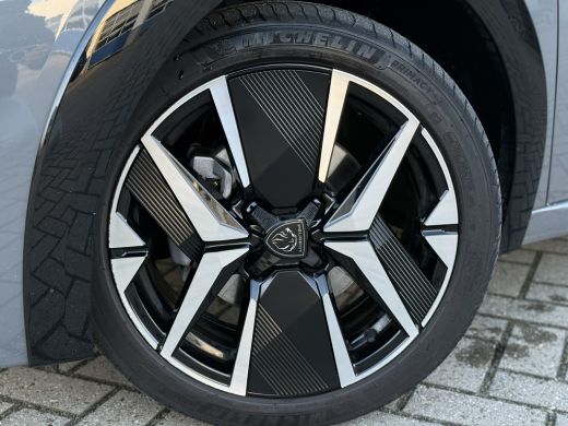 Peugeot 208 1.2 Hybrid 145 e-DCS6 GT 1.2 Hybrid 145 e-DCS6 GT achter camera | voor camera | parkeer sensoren ... ActivLease financial lease