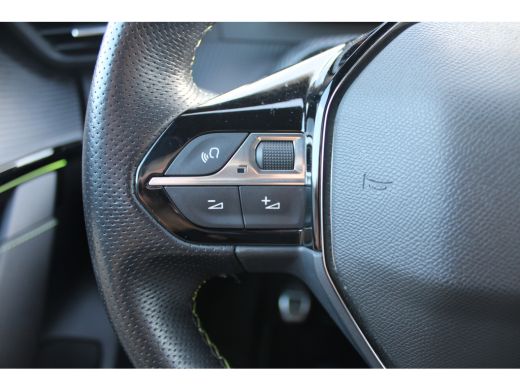 Peugeot 208 1.2 PureTech GT-Line | Achterbank in delen neerklapbaar | Achteruitrijcamera | Airco (automatisch) ActivLease financial lease