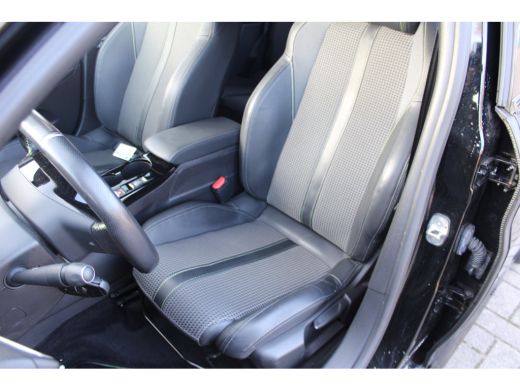 Peugeot 208 1.2 PureTech GT-Line | Achterbank in delen neerklapbaar | Achteruitrijcamera | Airco (automatisch) ActivLease financial lease