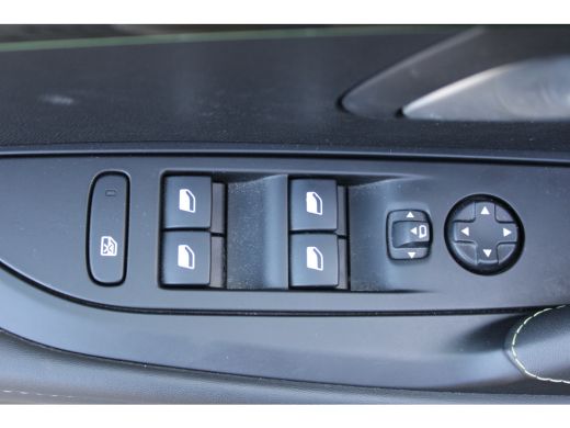 Peugeot 208 1.2 PureTech GT-Line | Achterbank in delen neerklapbaar | Achteruitrijcamera | Airco (automatisch) ActivLease financial lease