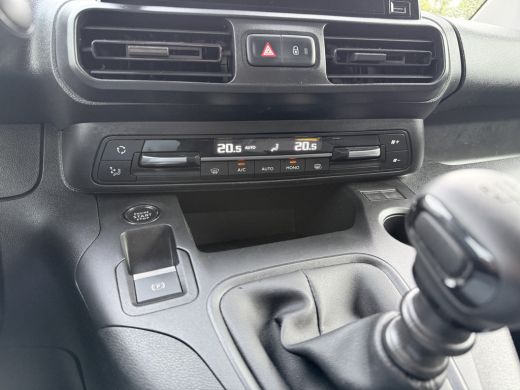 Peugeot Partner 1.5 BlueHDI 131 PK / L1H1 / ADAPTIVE CRUISE / 3-ZITS / CAMERA / TREKHAAK / KEYLESS / LMV ActivLease financial lease