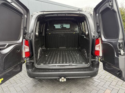 Peugeot Partner 1.5 BlueHDI 131 PK / L1H1 / ADAPTIVE CRUISE / 3-ZITS / CAMERA / TREKHAAK / KEYLESS / LMV ActivLease financial lease