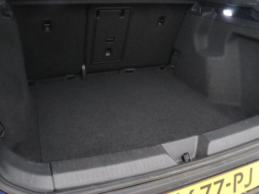 Volkswagen ID.5 Pro 77 kWh | Trekhaak | Stoelverwarming | Matrix LED | Camera | Carplay | Keyless | Stuurverwarmi... ActivLease financial lease