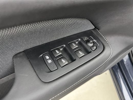 Volvo  V60 T6 Recharge Plus Dark | 18" | Sportstoelen | 360 Camera | Trekhaak | Elektrisch verstelbare stoel... ActivLease financial lease