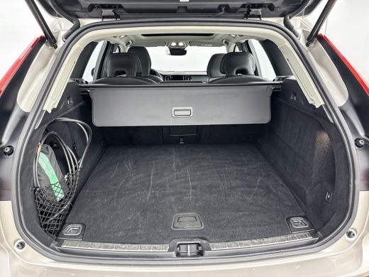 Volvo  XC60 T6 Recharge Plus Dark | 19" Allseason | 360 Camera | Trekhaak | Panoramadak | Harman Kardon | Ele... ActivLease financial lease