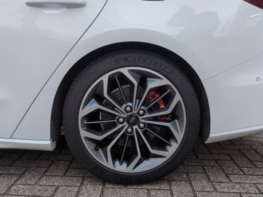 Ford Focus Wagon 1.0 EcoB ST Line X Panoramadak | 18 Inch LMV | Winterpack | El.Klep ActivLease financial lease