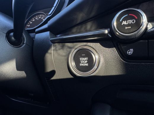 Mazda 3 2.0 e-SkyActiv-G M Hybrid 150 Sportive | Apple Carplay/Android Auto | Stoel/stuurverwarming | Cli... ActivLease financial lease