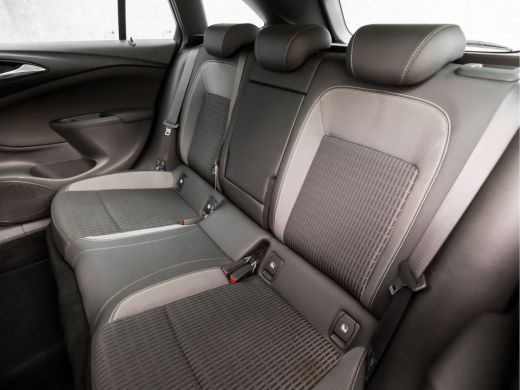 Opel Astra Sports Tourer 1.2 Elegance 146Pk (APPLE CARPLAY, GROOT NAVI, CLIMATE, CAMERA, LEDER, GETINT GLAS,... ActivLease financial lease