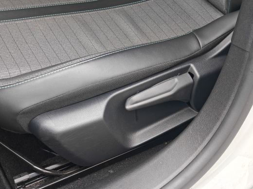 Peugeot 208 1.2 PureTech Allure | Airco (automatisch) | Apple Carplay/Android Auto|telefoonintegratie premium... ActivLease financial lease