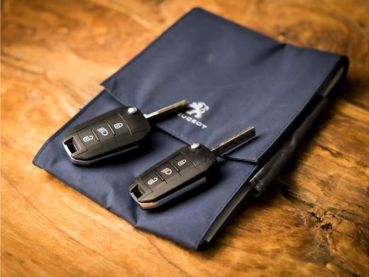 Peugeot 3008 1.2 PureTech Sport (APPLE CARPLAY, GROOT NAVI, CLIMATE, LEDEREN SPORTSTOELEN, TREKHAAK, PARKEERSE... ActivLease financial lease