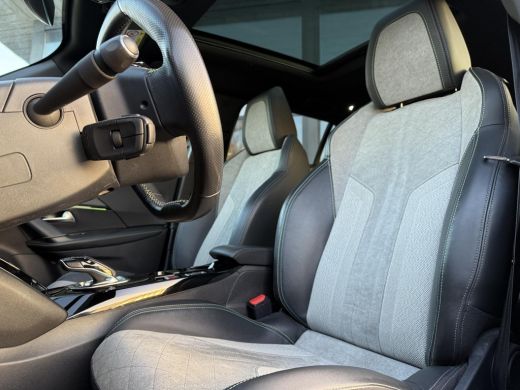 Peugeot e-2008 EV GT 50 kWh | Panorama | Trekhaak | Navi | Camera | ActivLease financial lease