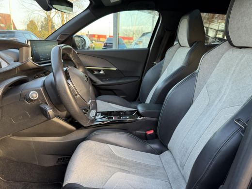 Peugeot e-2008 EV GT 50 kWh | Panorama | Trekhaak | Navi | Camera | ActivLease financial lease