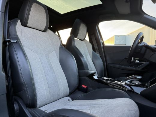 Peugeot e-2008 EV GT 50 kWh | Panorama | Trekhaak | Navi | Camera | ActivLease financial lease