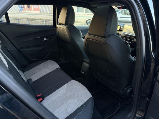 Peugeot e-2008 EV GT 50 kWh | Panorama | Trekhaak | Navi | Camera | ActivLease financial lease