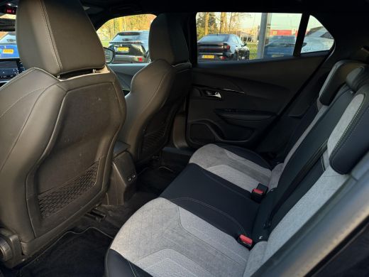 Peugeot e-2008 EV GT 50 kWh | Panorama | Trekhaak | Navi | Camera | ActivLease financial lease