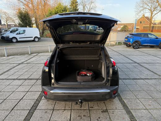 Peugeot e-2008 EV GT 50 kWh | Panorama | Trekhaak | Navi | Camera | ActivLease financial lease