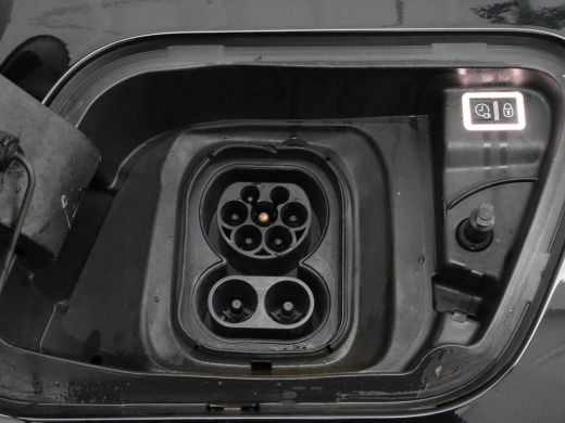 Peugeot e-2008 EV GT 50 kWh | Panoramadak | Stoelverwarming | Adaptive cruise | Leder/Alcantara | Carplay | 18''... ActivLease financial lease