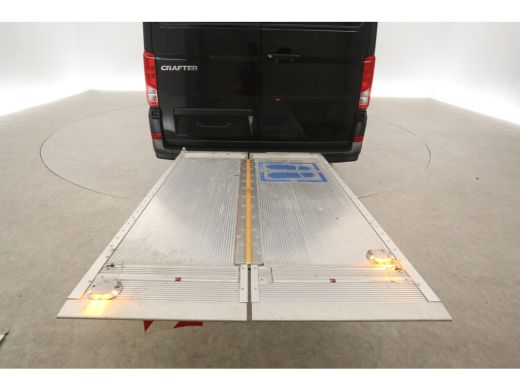 Volkswagen Crafter 35 2.0 TDI L3H3 | Laadklep | Airco | Camera | 3-Zits | Elektrpakket | Schuifdeur ActivLease financial lease