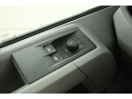 Volkswagen Crafter 35 2.0 TDI L3H3 | Laadklep | Airco | Camera | 3-Zits | Elektrpakket | Schuifdeur ActivLease financial lease