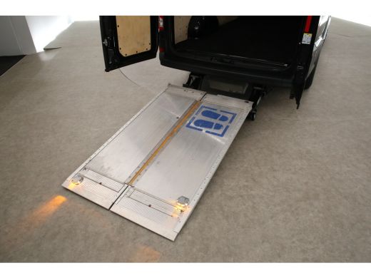 Volkswagen Crafter 35 2.0 TDI L3H3 | Laadklep | Airco | Camera | 3-Zits | Elektrpakket | Schuifdeur ActivLease financial lease