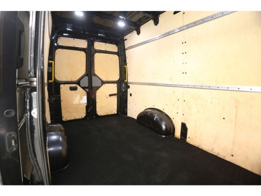 Volkswagen Crafter 35 2.0 TDI L3H3 | Laadklep | Airco | Camera | 3-Zits | Elektrpakket | Schuifdeur ActivLease financial lease
