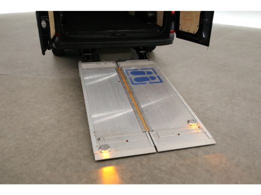 Volkswagen Crafter 35 2.0 TDI L3H3 | Laadklep | Airco | Camera | 3-Zits | Elektrpakket | Schuifdeur ActivLease financial lease