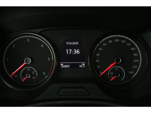 Volkswagen Transporter 2.0 TDI 150PK L1H1 | Aut. | Airco | Adap. Cruise | 3-Zits | Carplay | Navi | Stoelverw. | Trekh. ActivLease financial lease
