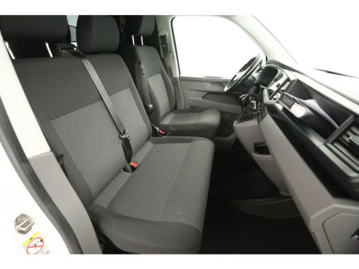 Volkswagen Transporter 2.0 TDI 150PK L1H1 | Aut. | Airco | Adap. Cruise | 3-Zits | Carplay | Navi | Stoelverw. | Trekh. ActivLease financial lease