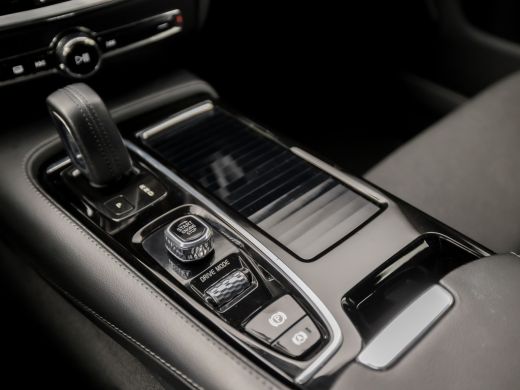 Volvo  V60 2.0 T6 Recharge AWD Sport 390Pk Automaat (APPLE CARPLAY, GROOT NAVI, CAMERA, KEYLESS, SPORTSTOELE... ActivLease financial lease