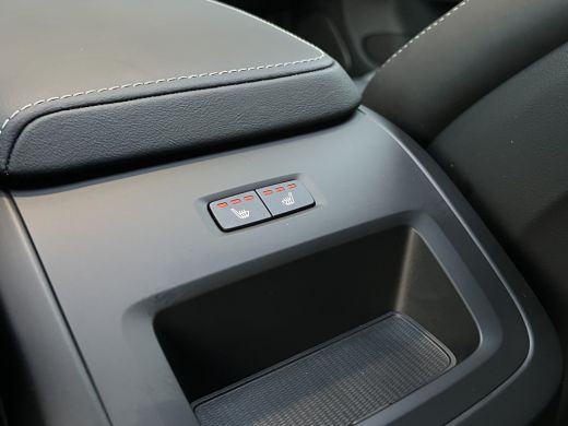 Volvo  XC60 2.0 T6 Plug-in hybrid AWD Plus Black Edition | Panoramadak | Trekhaak | Stoel en stuurwielverwarm... ActivLease financial lease