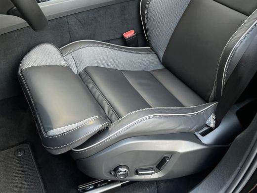 Volvo  XC60 2.0 T6 Plug-in hybrid AWD Plus Black Edition | Panoramadak | Trekhaak | Stoel en stuurwielverwarm... ActivLease financial lease