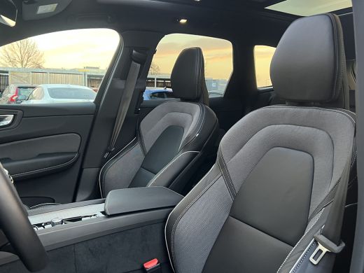 Volvo  XC60 2.0 T6 Plug-in hybrid AWD Plus Black Edition | Panoramadak | Trekhaak | Stoel en stuurwielverwarm... ActivLease financial lease